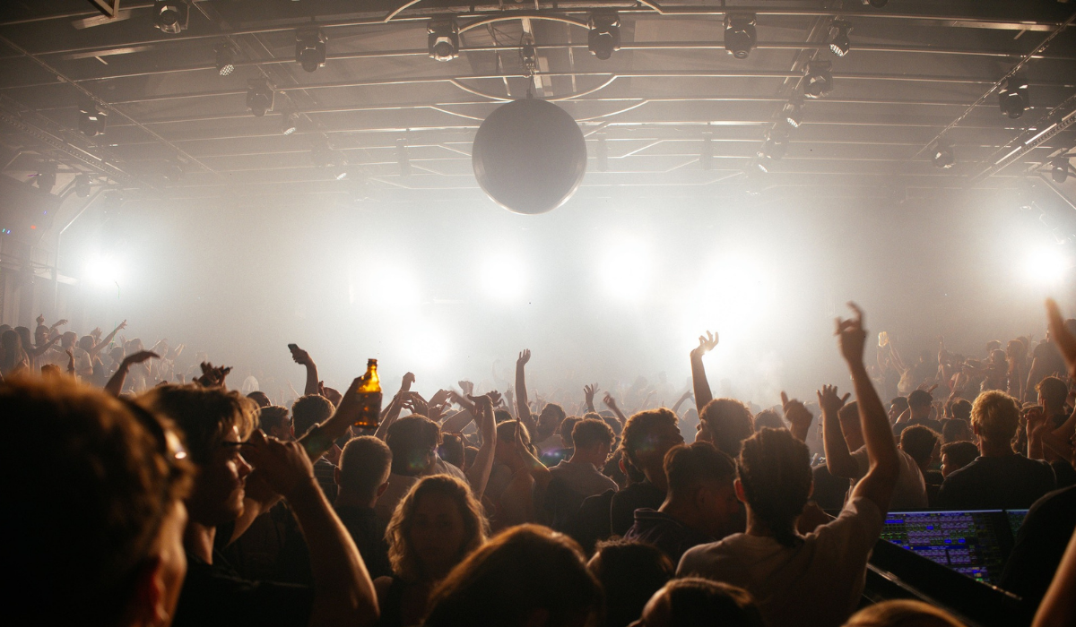 54 Dreamy Nights, Image 2